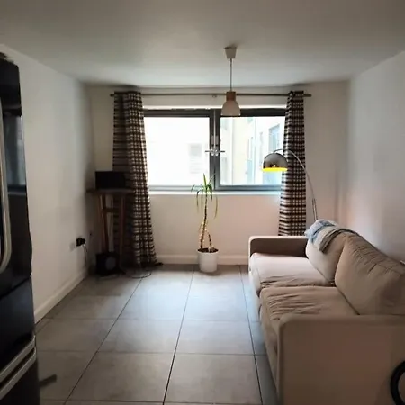 Cosy Modern In Central Near Stokes Croft شقة